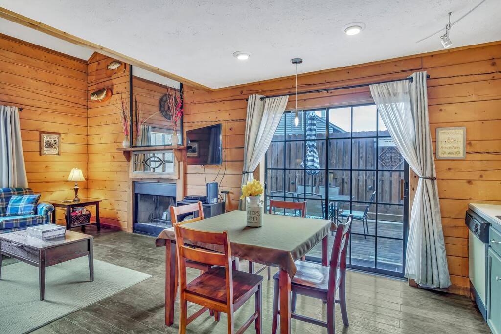 3 Bedroom Log Cabin Condo Close To Everything! 브랜슨 외부 사진