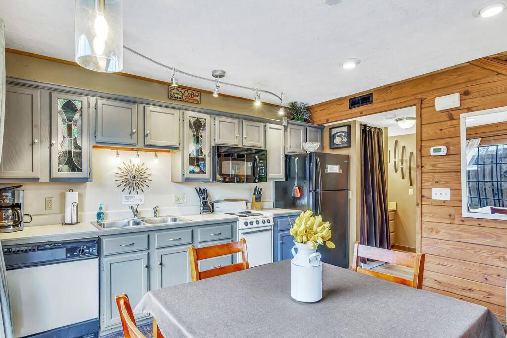 3 Bedroom Log Cabin Condo Close To Everything! 브랜슨 외부 사진