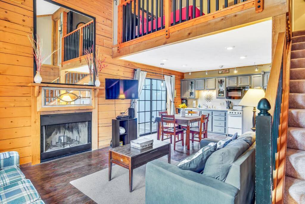 3 Bedroom Log Cabin Condo Close To Everything! 브랜슨 외부 사진